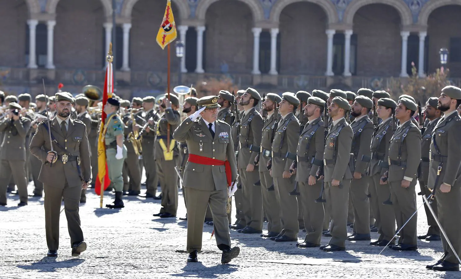 La despedida del teniente general Gómez de Salazar en la Plaza de España