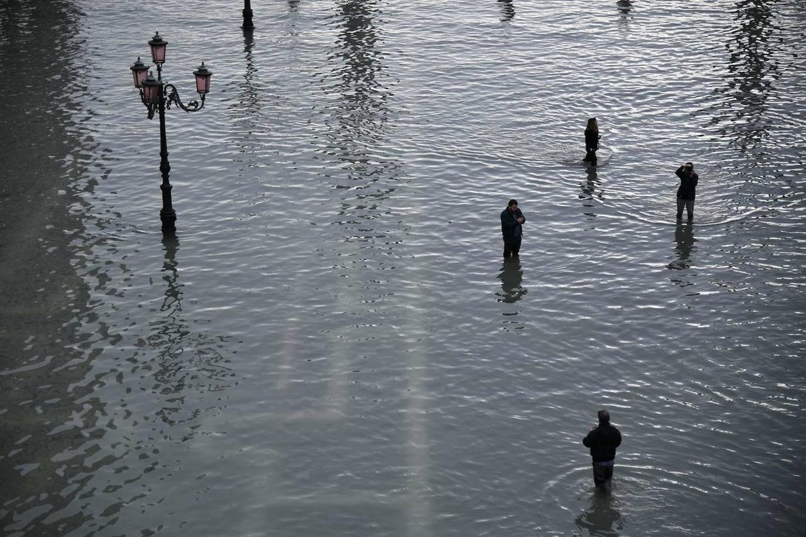 Venecia sufre su peor inundación desde 1966, con una subida de las aguas de hasta 187 centímetros. 