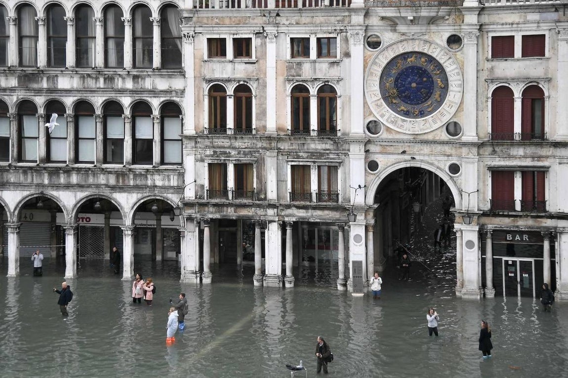 Venecia sufre su peor inundación desde 1966, con una subida de las aguas de hasta 187 centímetros. 