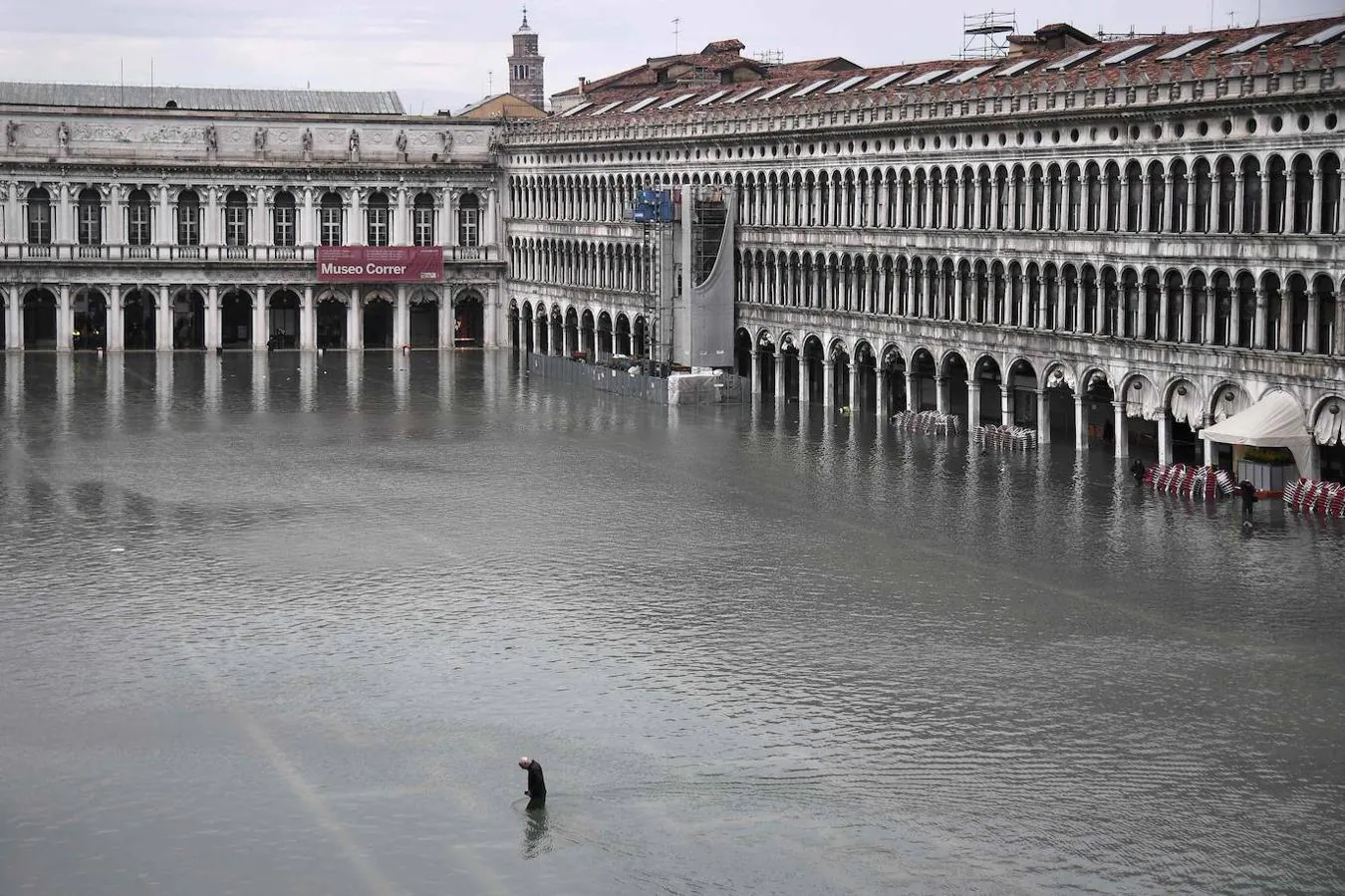 Venecia sufre su peor inundación desde 1966, con una subida de las aguas de hasta 187 centímetros. 