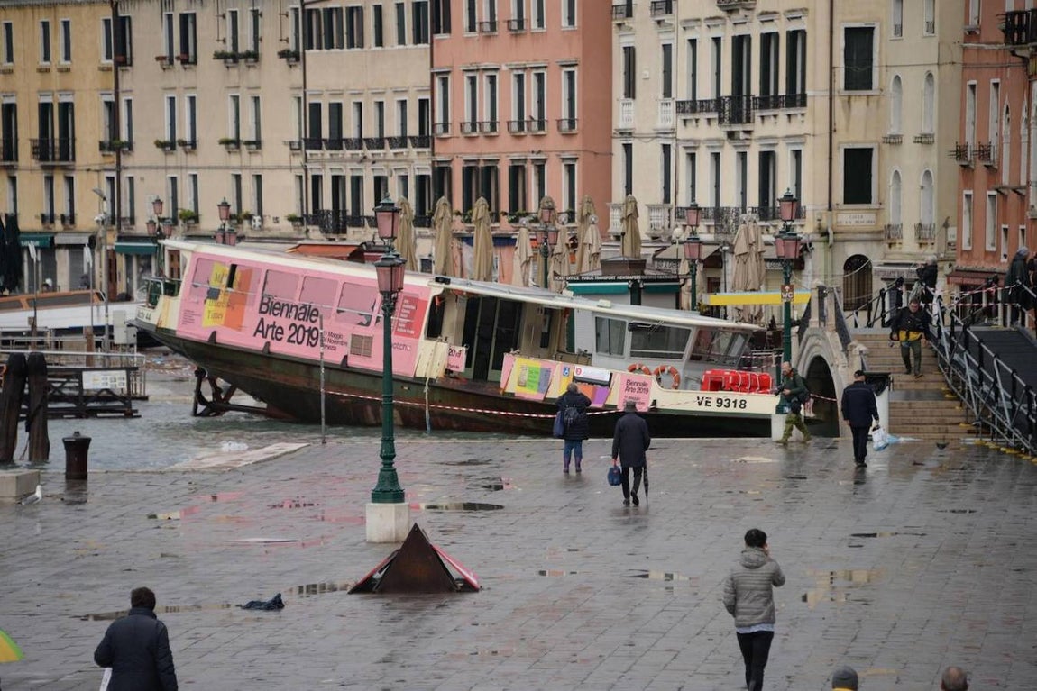Venecia sufre su peor inundación desde 1966, con una subida de las aguas de hasta 187 centímetros. 
