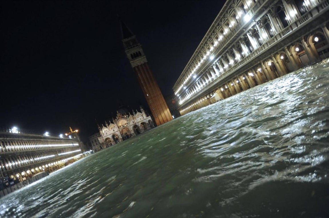 Venecia sufre su peor inundación desde 1966, con una subida de las aguas de hasta 187 centímetros. 