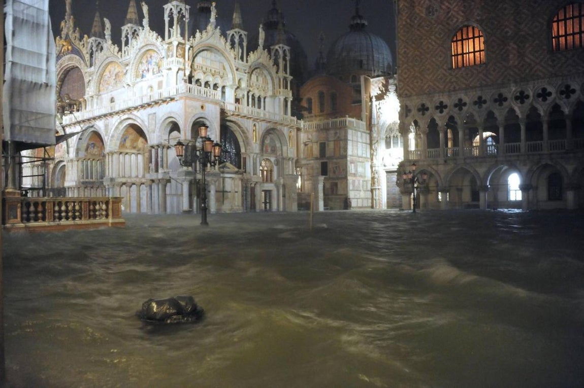 Venecia sufre su peor inundación desde 1966, con una subida de las aguas de hasta 187 centímetros. 