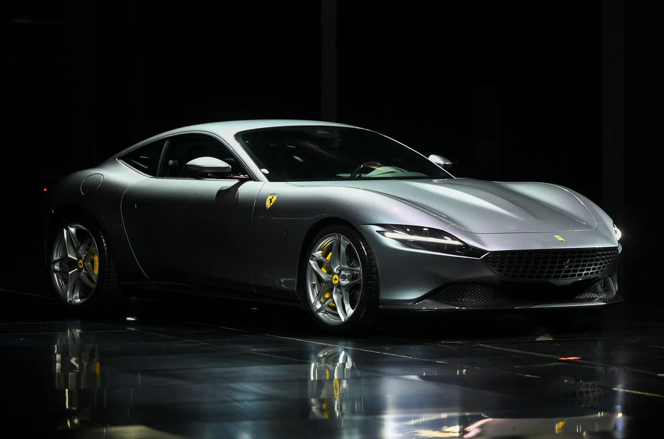 El Ferrari Roma es capaz de circular a más de 320 kilómetros por hora, al tiempo que su aceleración de cero a cien kilómetros por hora es de 3,4 segundos. 
