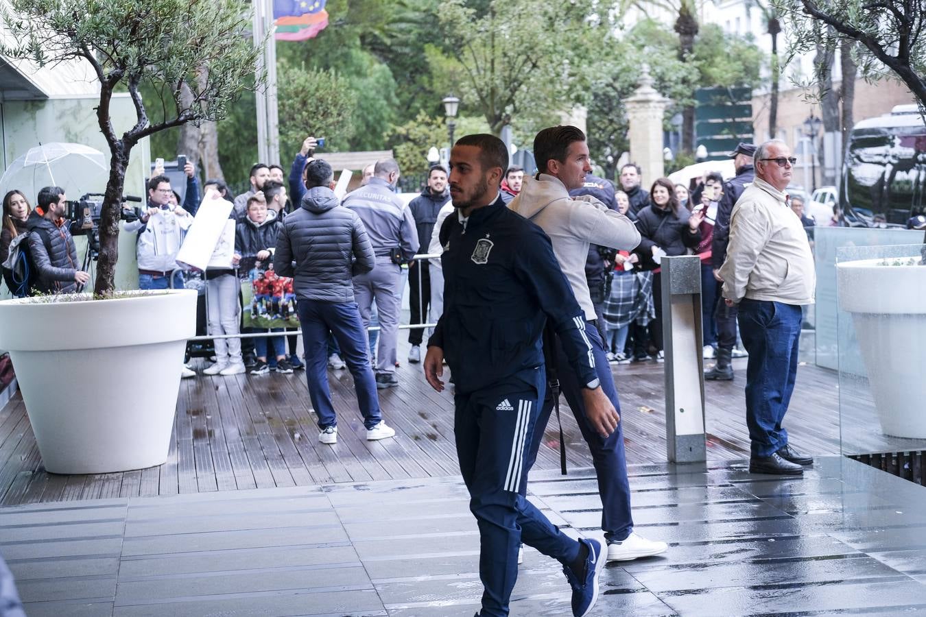 FOTOS: La lluvia no impide un cálido recibimiento a la selección española en Cádiz