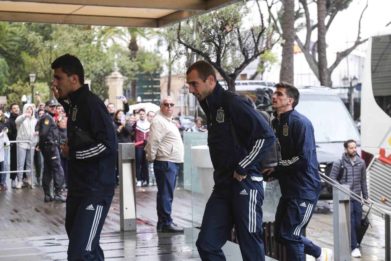 FOTOS: La lluvia no impide un cálido recibimiento a la selección española en Cádiz