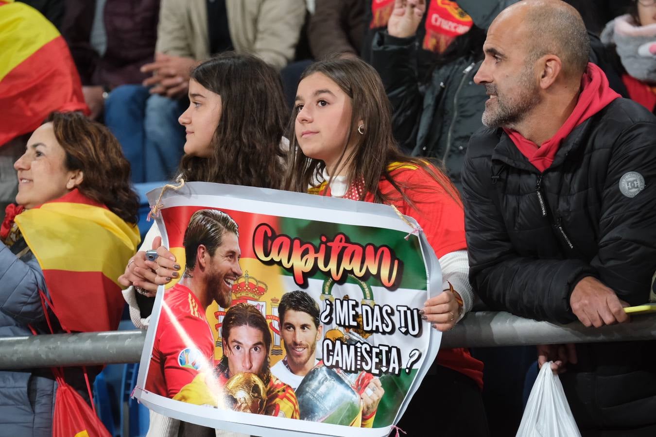 FOTOS: Búscate. Las gradas de Carranza se llenan de banderas de España