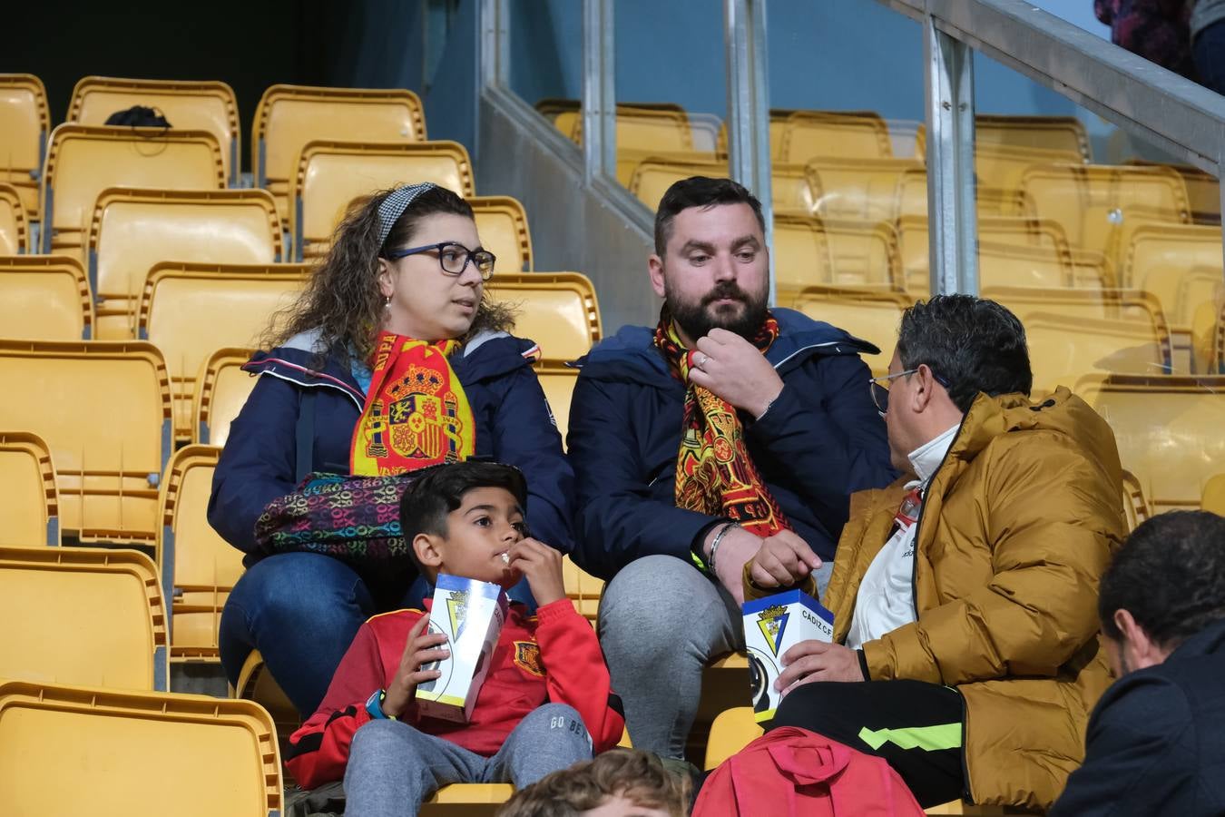 FOTOS: Búscate. Las gradas de Carranza se llenan de banderas de España