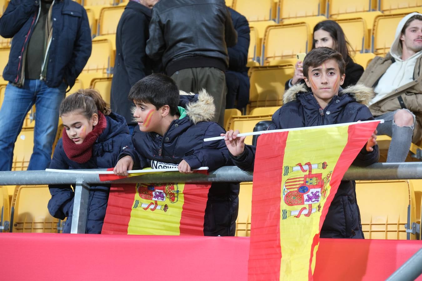 FOTOS: Búscate. Las gradas de Carranza se llenan de banderas de España