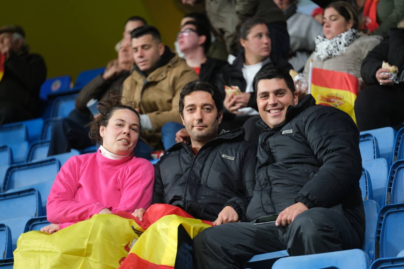 FOTOS: Búscate. Las gradas de Carranza se llenan de banderas de España