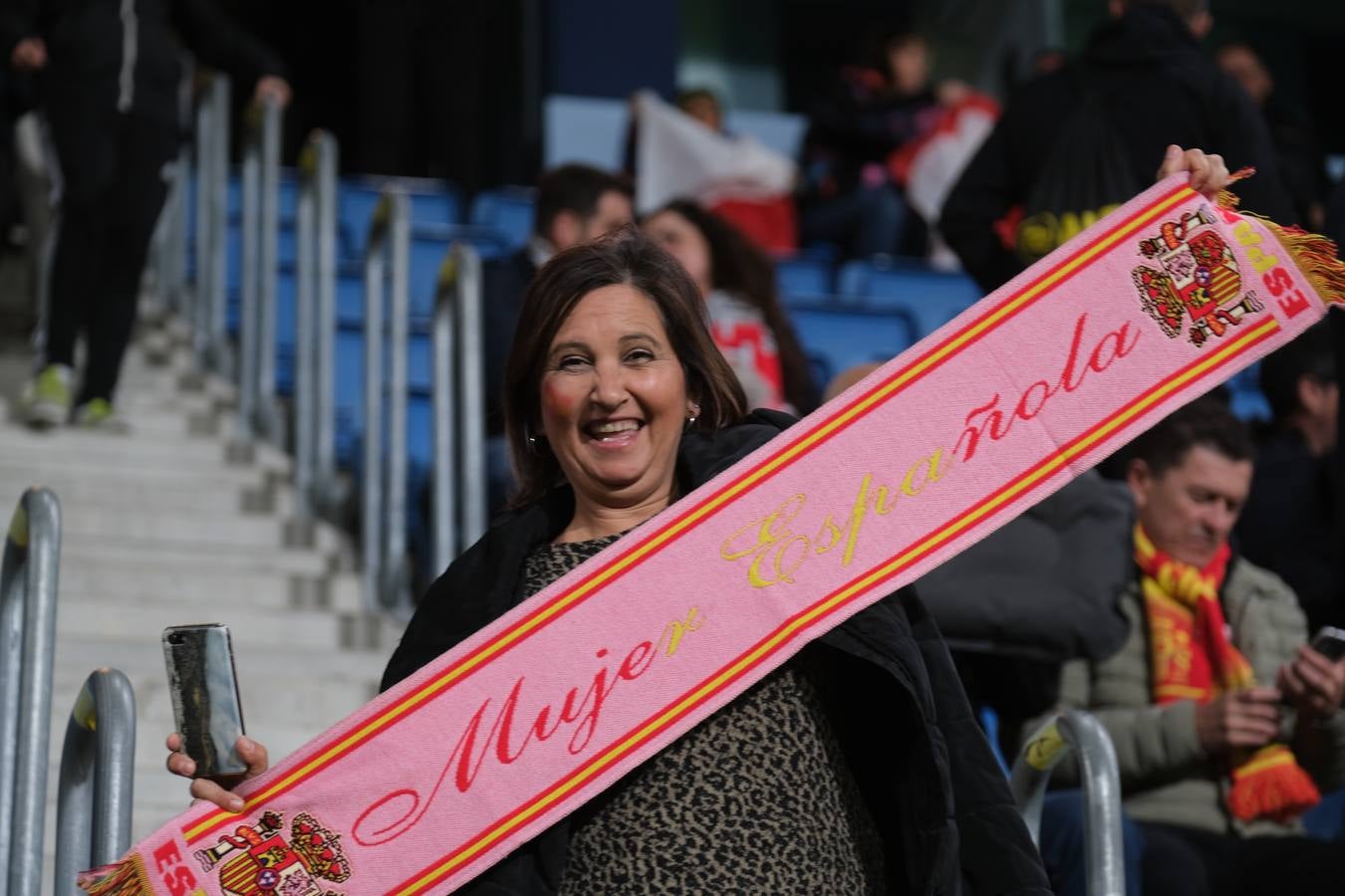 FOTOS: Búscate. Las gradas de Carranza se llenan de banderas de España