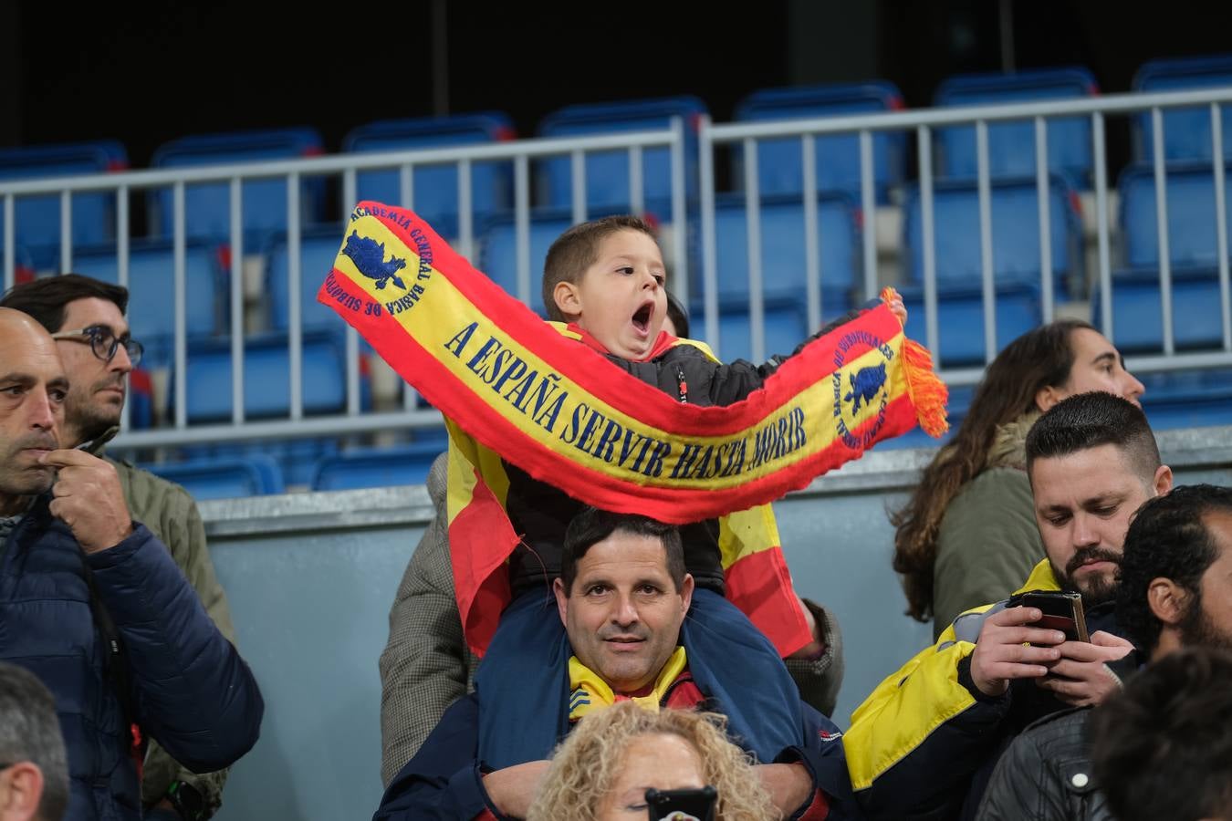 FOTOS: Búscate. Las gradas de Carranza se llenan de banderas de España