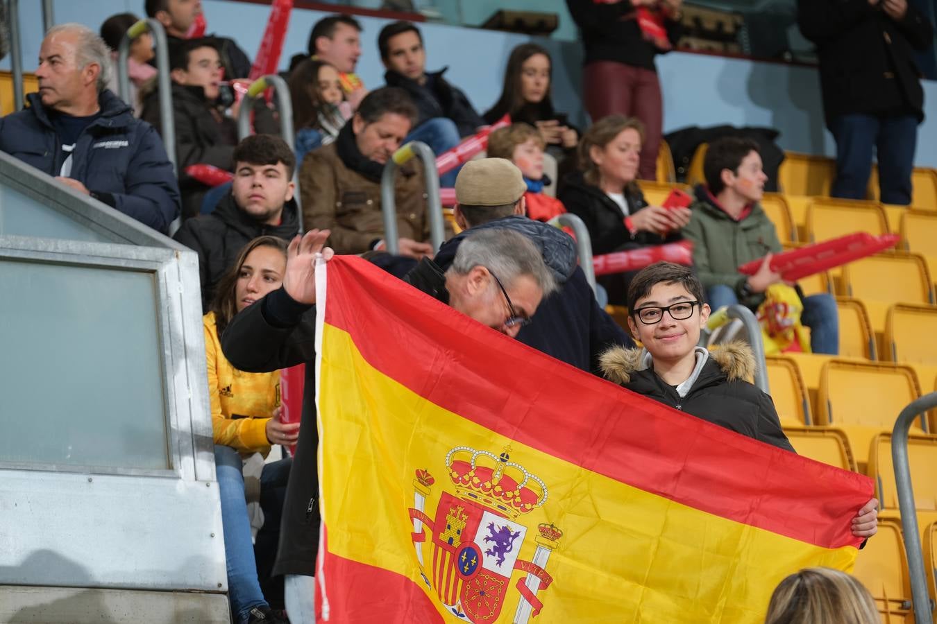 FOTOS: Búscate. Las gradas de Carranza se llenan de banderas de España