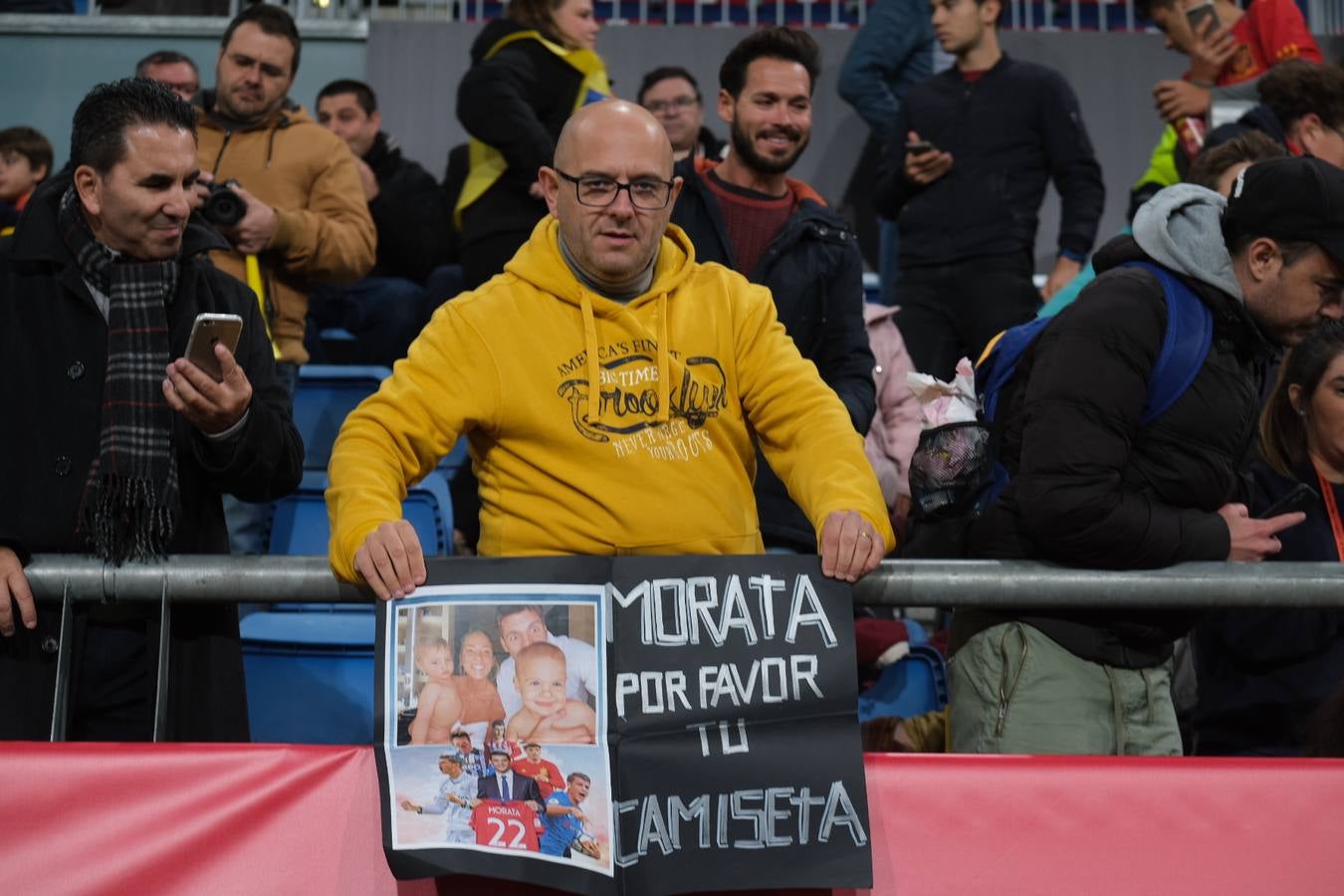 FOTOS: Búscate. Las gradas de Carranza se llenan de banderas de España