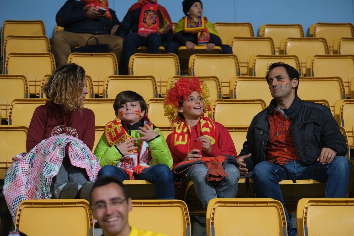 FOTOS: Búscate. Las gradas de Carranza se llenan de banderas de España