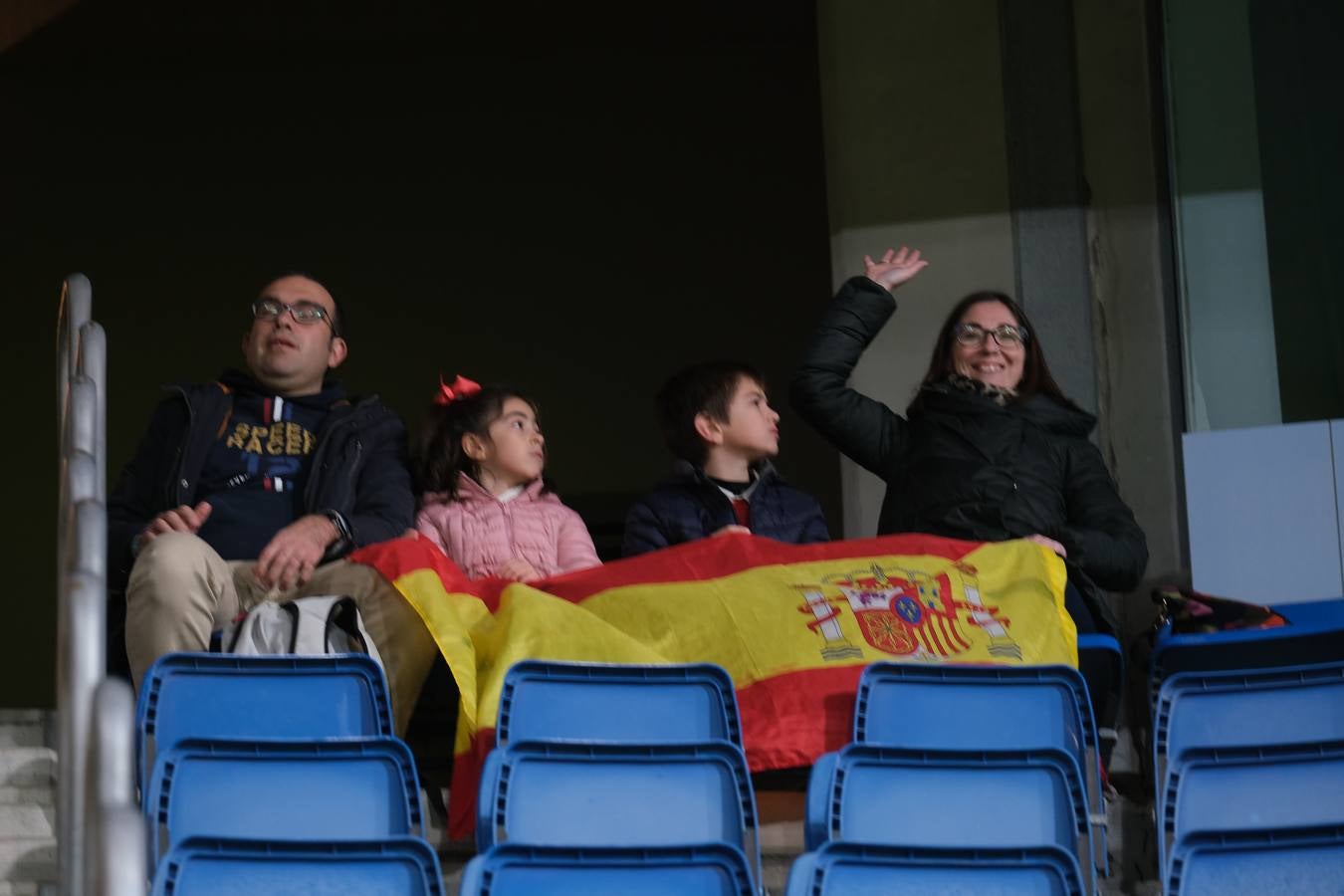 FOTOS: Búscate. Las gradas de Carranza se llenan de banderas de España