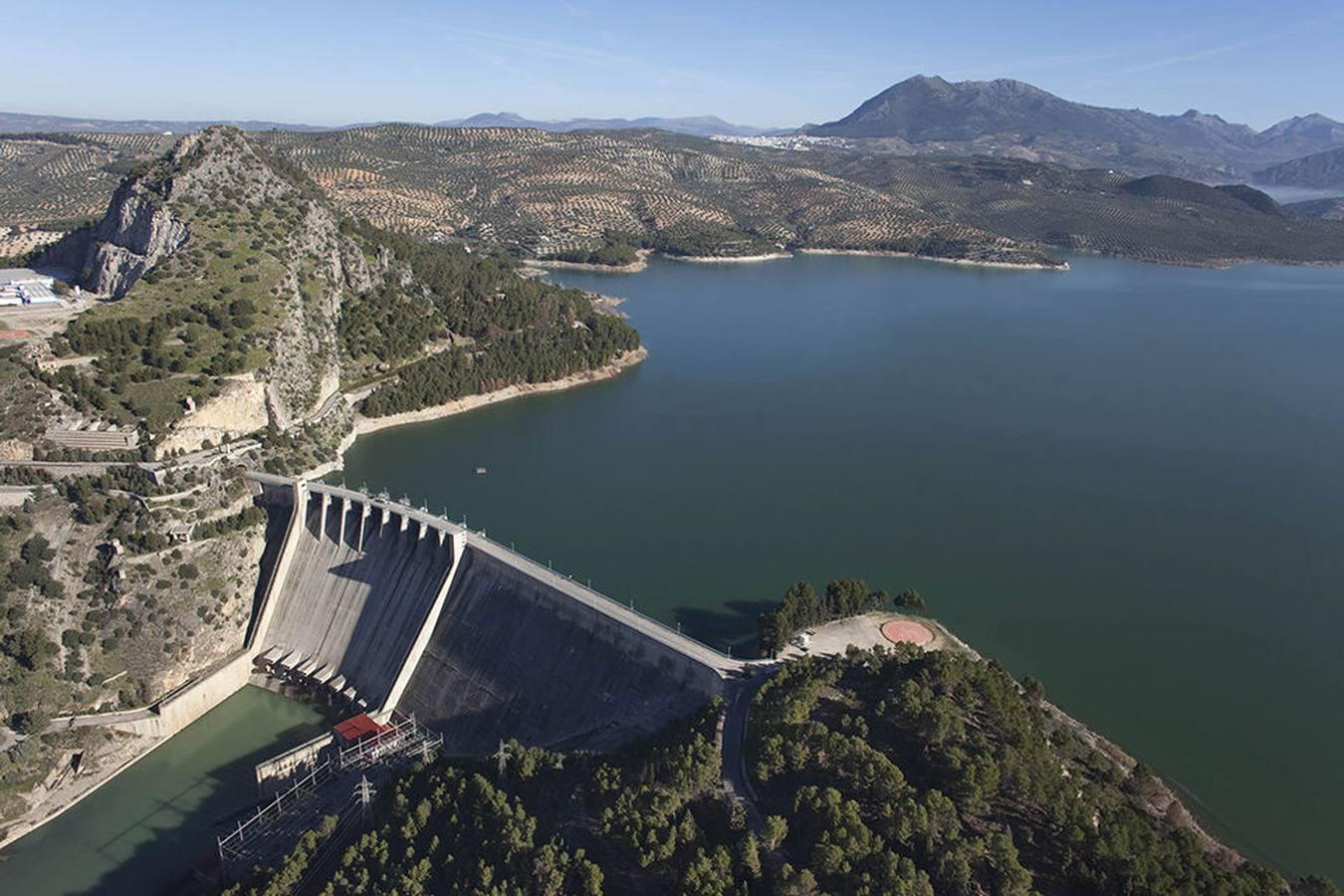 La historia del pantano de Iznájar, en imágenes