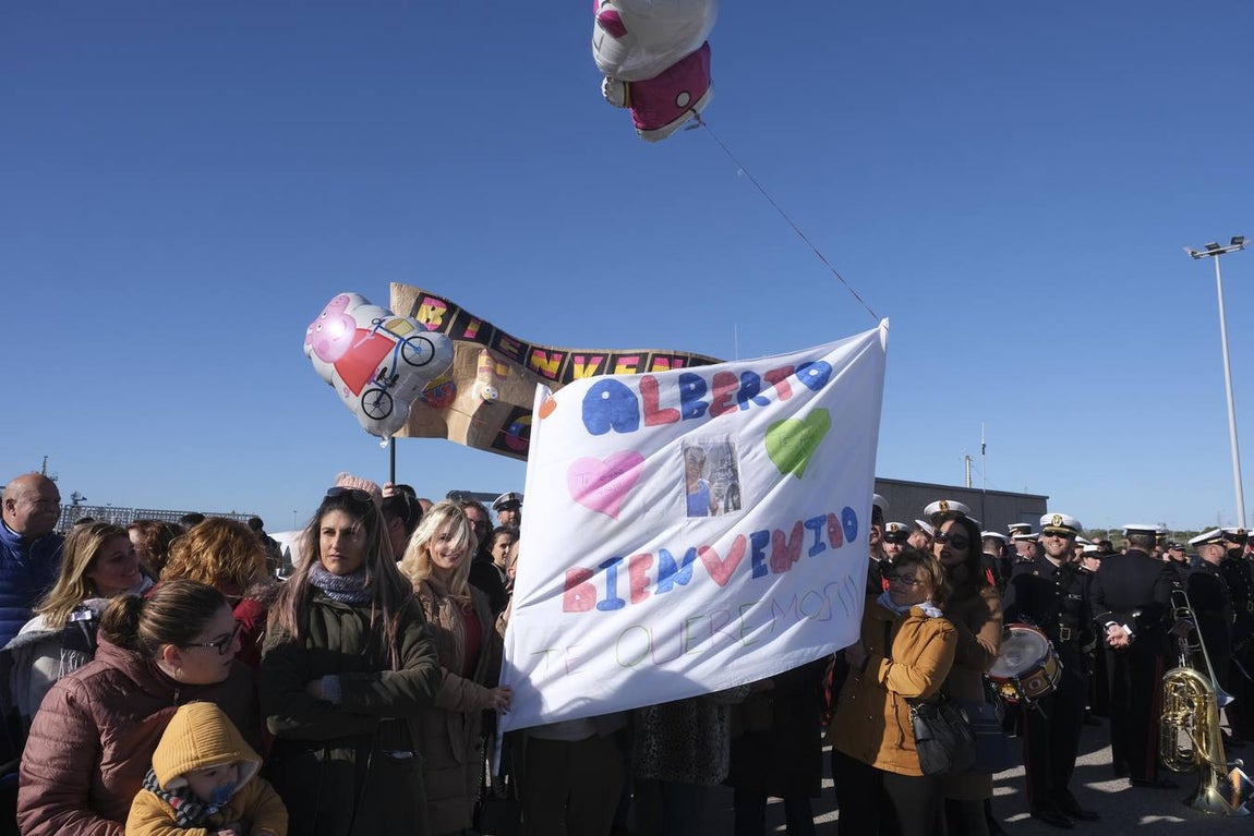 Emotivo recibimiento de la  Canarias en Rota