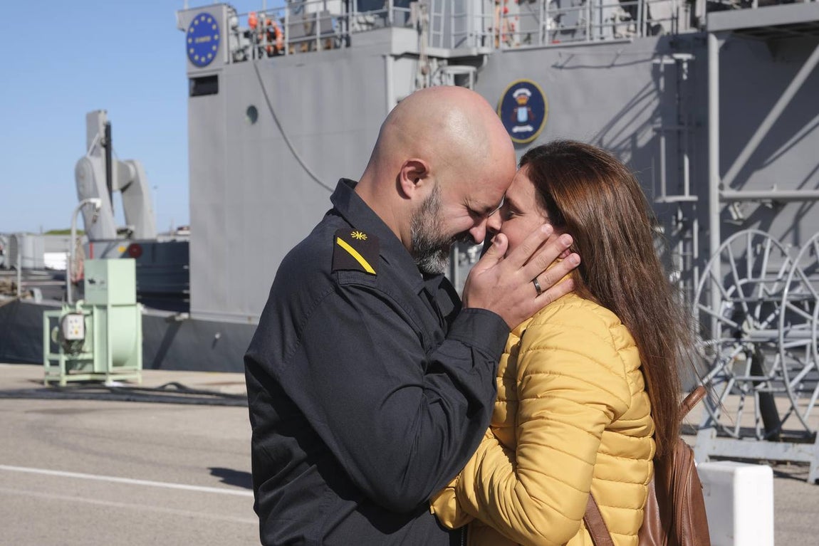 Emotivo recibimiento de la  Canarias en Rota