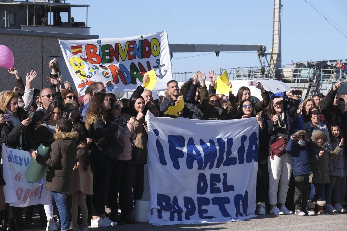 Emotivo recibimiento de la  Canarias en Rota