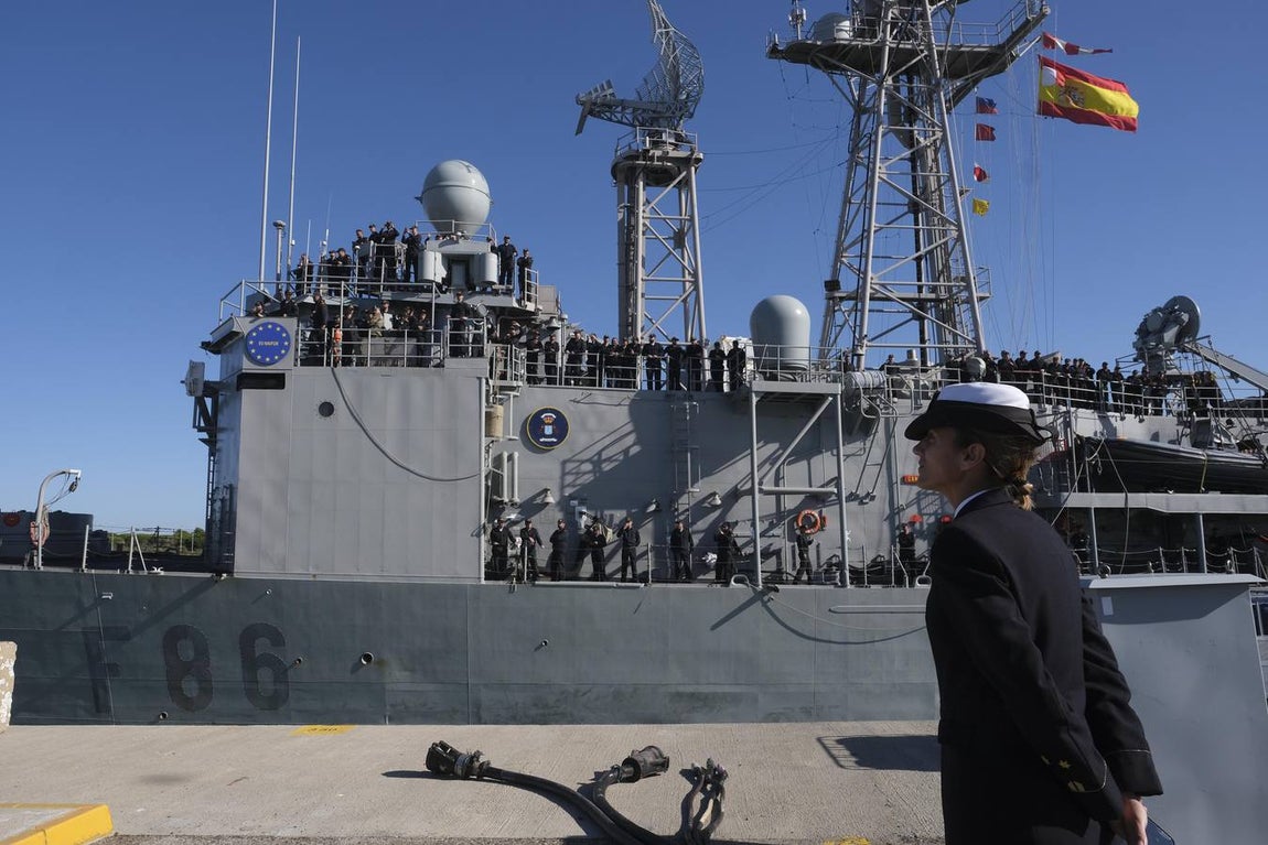 Emotivo recibimiento de la  Canarias en Rota