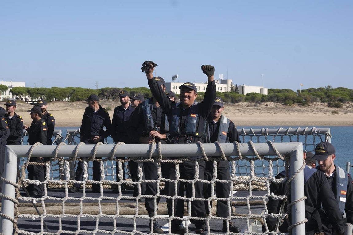 Emotivo recibimiento de la  Canarias en Rota