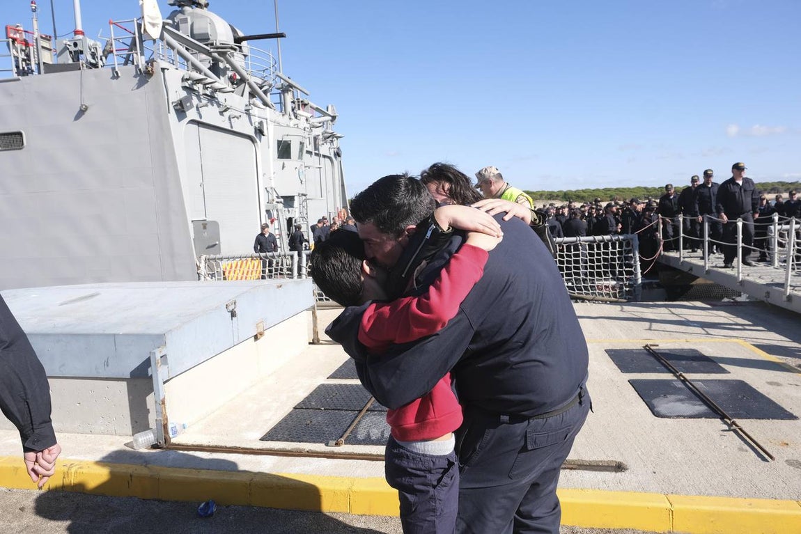 Emotivo recibimiento de la  Canarias en Rota