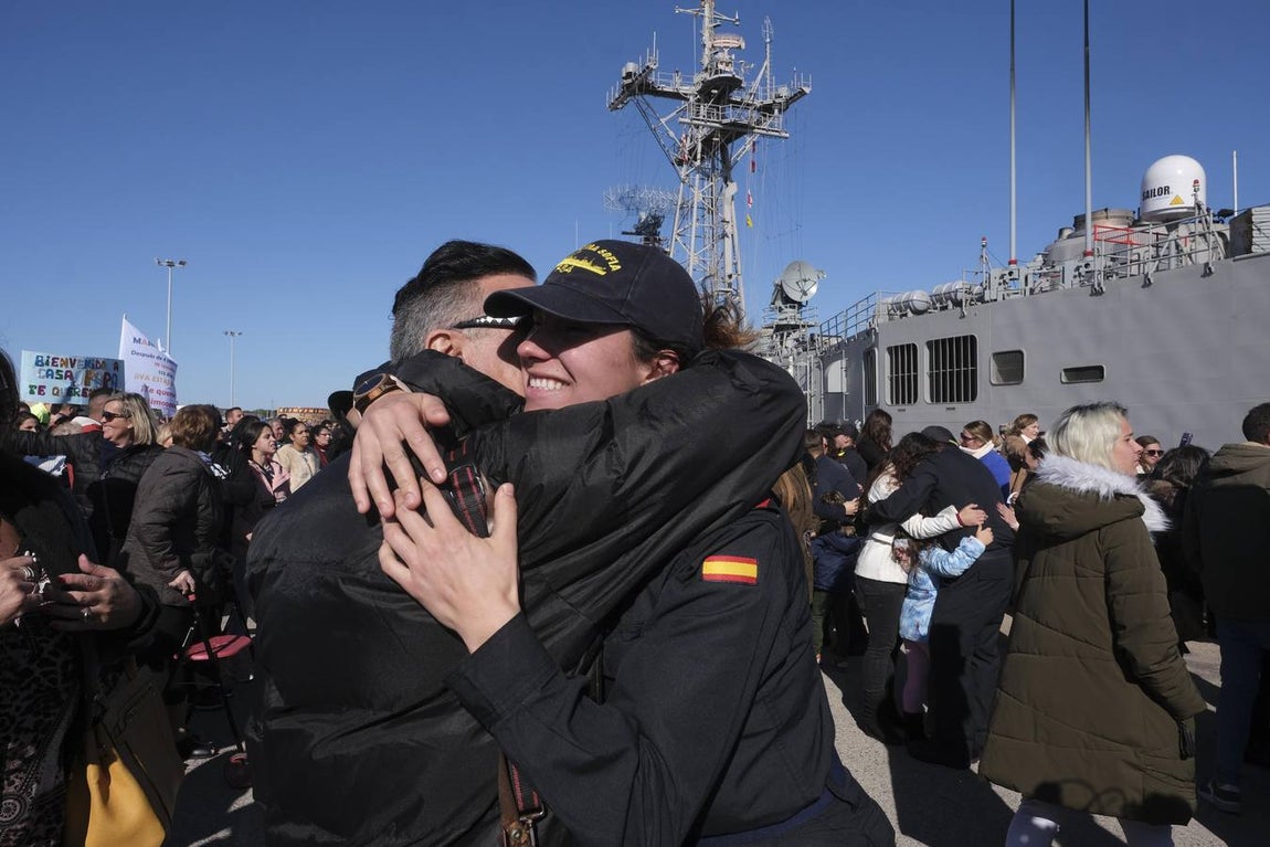 Emotivo recibimiento de la  Canarias en Rota