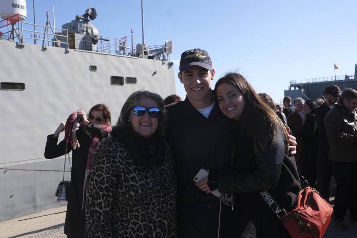 Emotivo recibimiento de la  Canarias en Rota