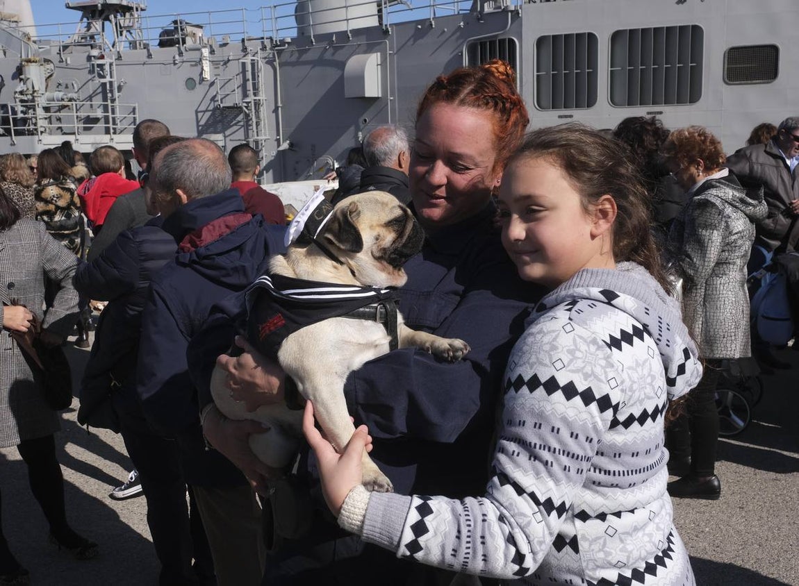 Emotivo recibimiento de la  Canarias en Rota