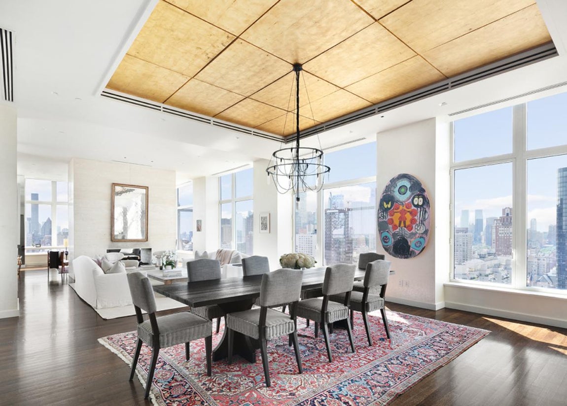 El espectacular ático de Jennifer Lawrence en Nueva York. A la actriz Jennifer Lawrence la vida le sonríe. Ha pasado un año sabático para retomar fuerzas, ofertas laborales nunca le faltan y en el amor su corazón está pleno tras casarse con el galerista Cooke Maroney. En lo que a capital respecta, la intérprete de El lado bueno de las cosas parece necesitar liquidez ya que ha decidido bajar el precio de su increíble ático de Nueva York, piso que puso a la venta el pasado mes de julio y que todavía no ha conseguido vender. ¿Supondrá esta rebaja el empujón de los compradores indecisos?