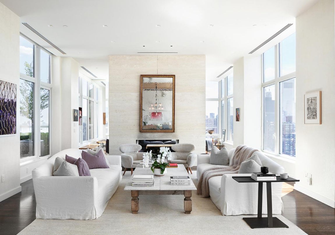 El espectacular ático de Jennifer Lawrence en Nueva York. Casi 1,2 millones de euros es lo que ha rebajado esta artista su vivienda del Upper East Side, dejándolo así en 12,9 millones de euros, una cantidad bastante justa si se tiene en cuenta la ubicación, el tamaño y los lujos que en su interior se encuentran.