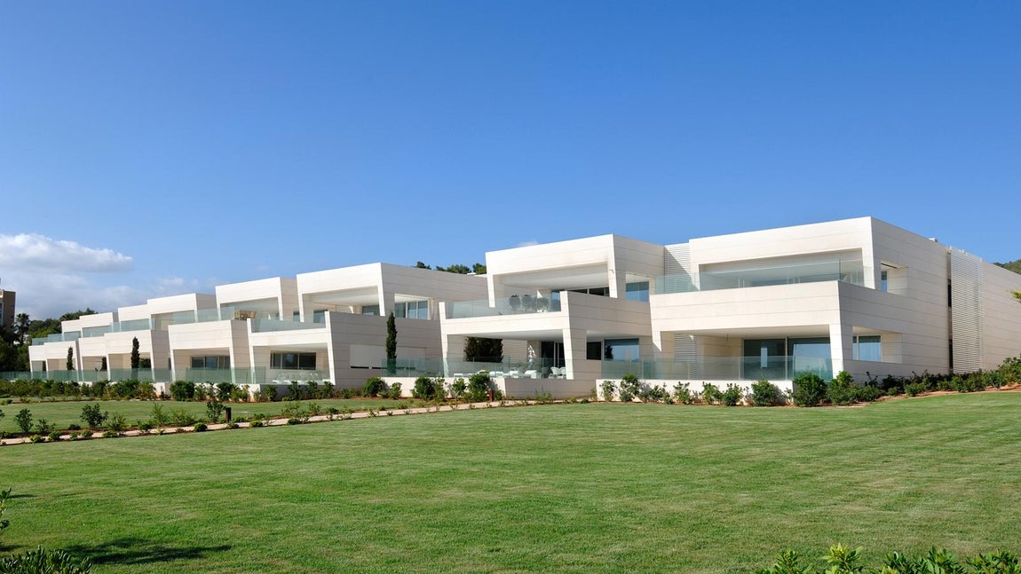 Urbanización en Ibiza. El apartamento de David Villa es una de las 72 viviendas del complejo residencial de lujo de la Bahía de Talamanca proyectado por el arquitecto Joaquín Torres y cuya obra finalizó en 2011. En el momento en el que el estudio de arquitectos anunció el fin de obra todos los pisos estaban vendidos