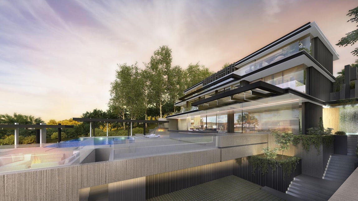 Ubanización en Ibiza. Los apartamentos están en primera y segunda línea de mar. Las viviendas están distribuidas en bloques escalonados de dos y tres plantas, de forma que, en cada nivel, se encuentra una casa independiente con terraza, porche (semicubierto) y piscina individual. Cada propiedad cuenta con un vestíbulo, tres dormitorios (con sus respectivos baños), salón-comedor, cocina-office, lavadero y aseo de cortesía