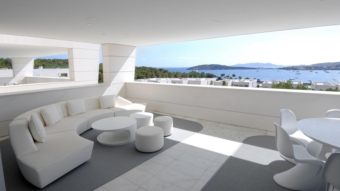 Ubanización en Ibiza. El futbolista asturiano es el máximo goleador de la historia de la selección Española y su carrera se desarrolló en clubes como el Real Zaragoza, el F.C Barcelona y el Atlético de Madrid. Su profesionalidad se cotizó y actualmente David Villa amasa un patrimonio sobresaliente