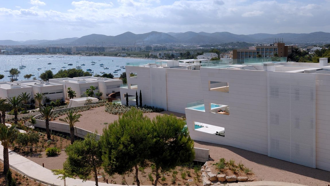 Ubanización en Ibiza. Durante su época en activo supo invertir sus ingresos, además de en Baleares tiene una vivienda en Asturias, concrertamente en Gijón que adquirió en el año 2002. También tiene una tercera residencia en una zona distinguida de la localidad madrileña de Pozuelo de Alarcón