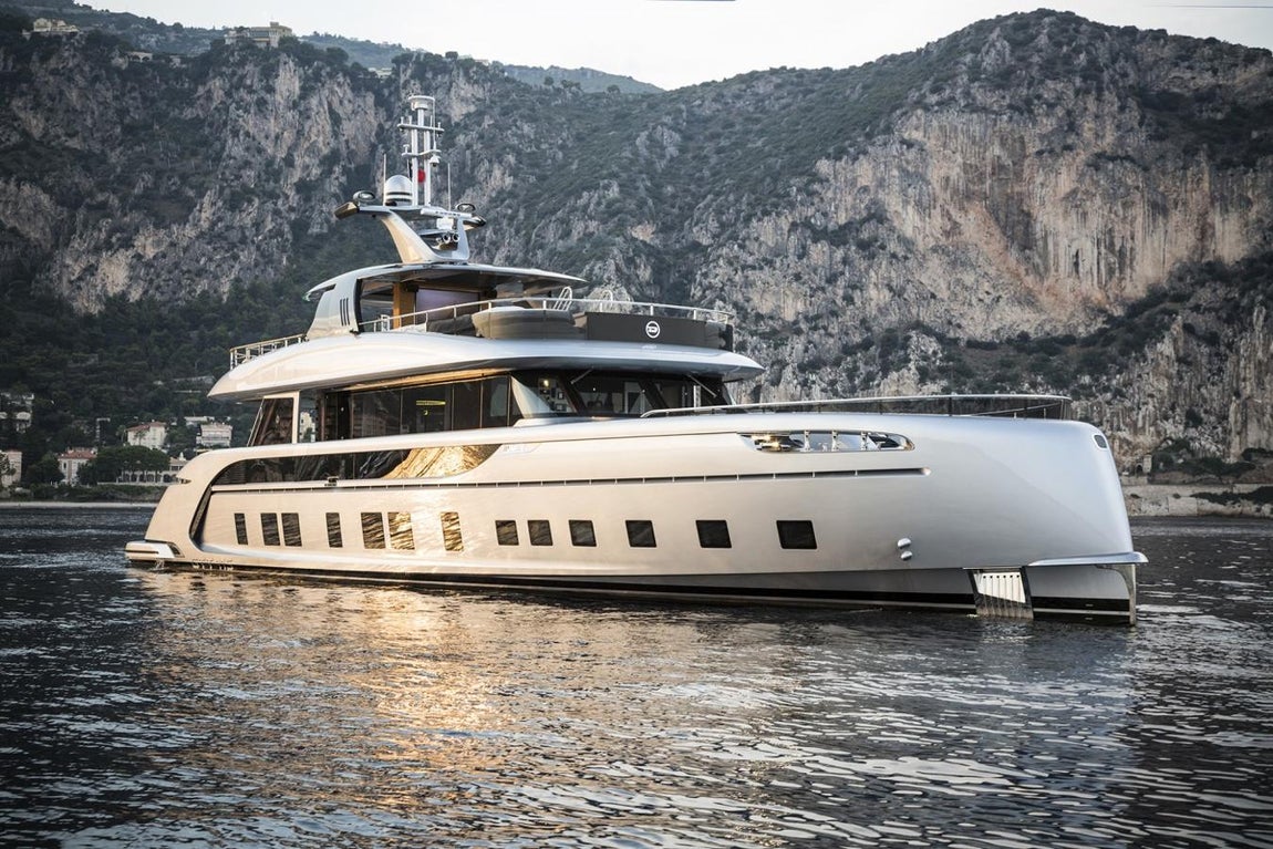 GTT 115. Porsche Design se inicia en alta mar con un reto: un yate de lujo híbrido capaz de cruzar el Atlántico ofreciendo el máximo confort a sus ocupantes. "Desde el principio, teníamos claro que en el diseño de este tipo de producto de lujo la base de trabajo debía ser el know how de la construcción de coches deportivos. No sólo porque esto es parte de nuestro ADN, sino porque esta industria es líder mundial en el diseño de interiores y exteriores", continúa", explica el CEO de la compañía