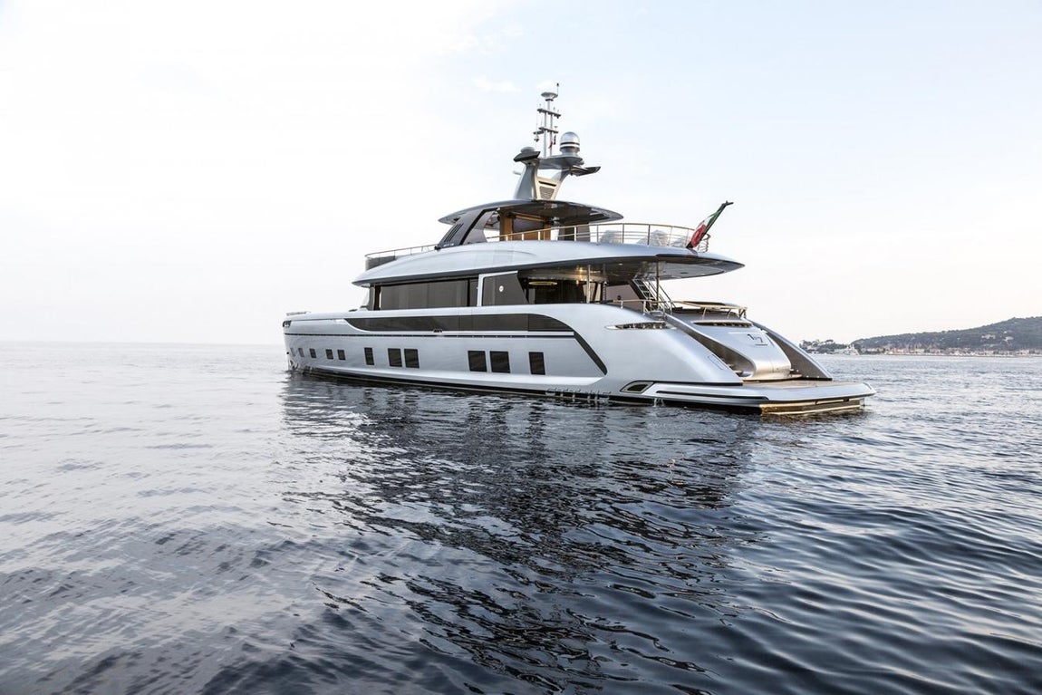 GTT 115. "El resultado es un yate de aspecto muy singular: líneas fluidas, superficies pulidas y proporciones equilibradas que recuerdan, de forma sobredimensionada, al Porsche 911", cuentan desde Stutgart. Aseguran que hasta en los pequeños detalles se inspiran en su referente automovilístico: los parteluces estilo Targa entre las ventanas o la parte del fiador al que se amarra el cabo en puerto, que emula la parte trasera del coche, mientras que los colores plata rodio, blanco carrera, creta y azul Montecarlo son mezclas suministradas por Porsche