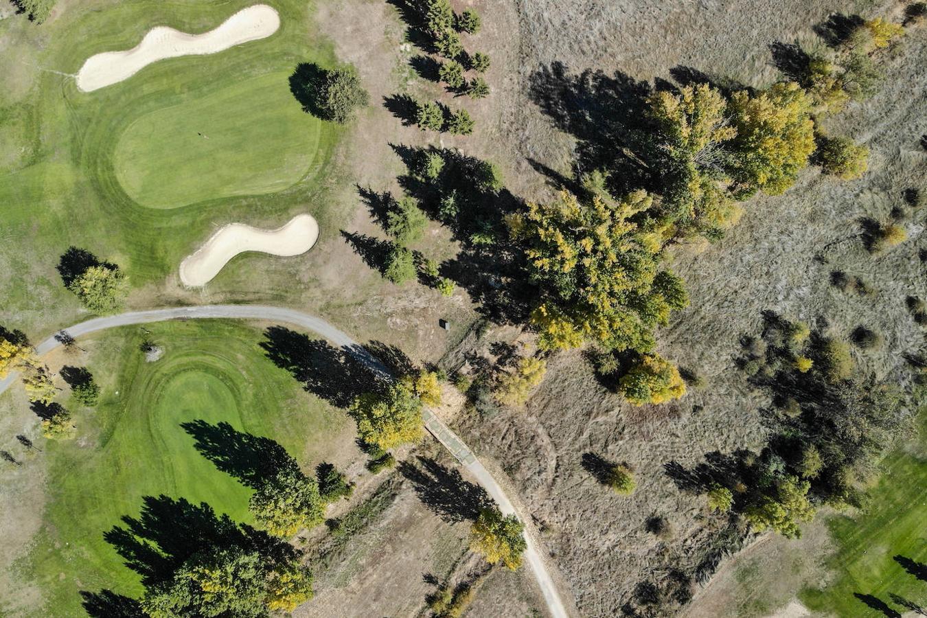 Los embalses que abastecen Ávila se encuentran en mínimos históricos, lo que podría provocar cortes en el suministro de agua a los municipios. Mientras, se sigue regando el campo de golf de la capital. 