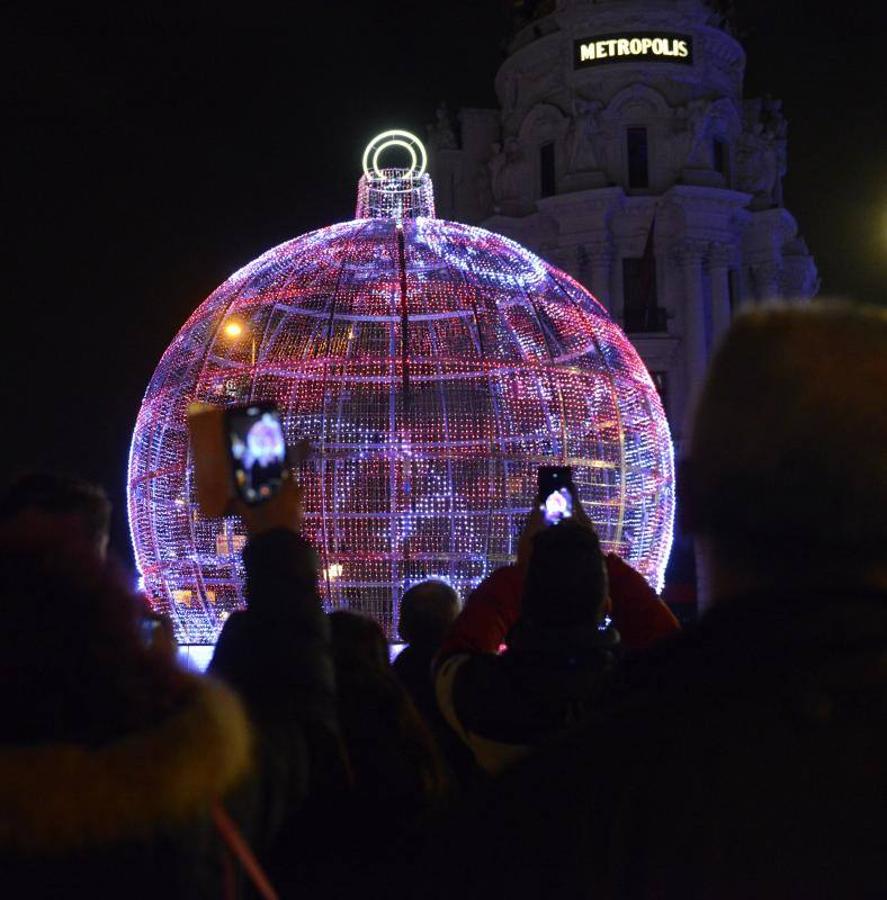 1. Nueva esfera led, en la entrada a la Gran Vía desde la calle de Alcalá