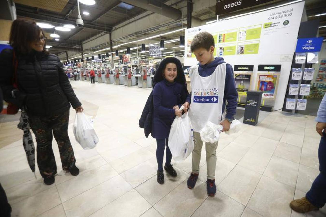 La campaña de recogida del Banco de Alimentos de Córdoba, en imágenes