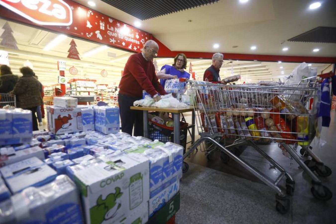 La campaña de recogida del Banco de Alimentos de Córdoba, en imágenes