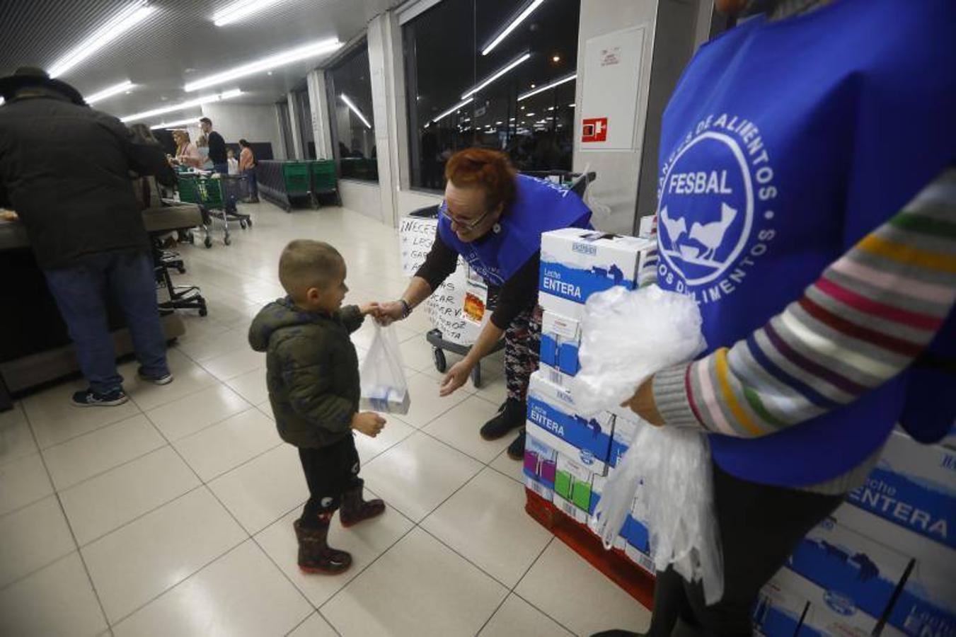 La campaña de recogida del Banco de Alimentos de Córdoba, en imágenes