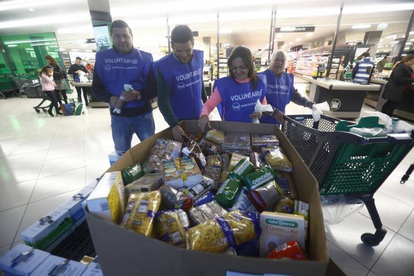 La campaña de recogida del Banco de Alimentos de Córdoba, en imágenes