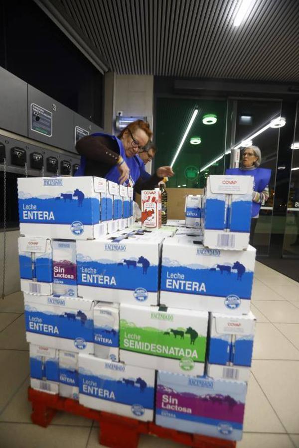 La campaña de recogida del Banco de Alimentos de Córdoba, en imágenes