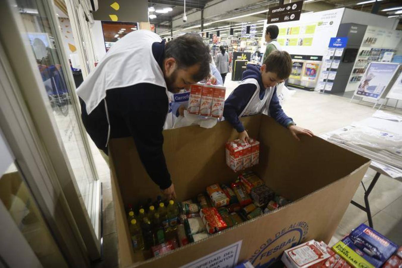 La campaña de recogida del Banco de Alimentos de Córdoba, en imágenes