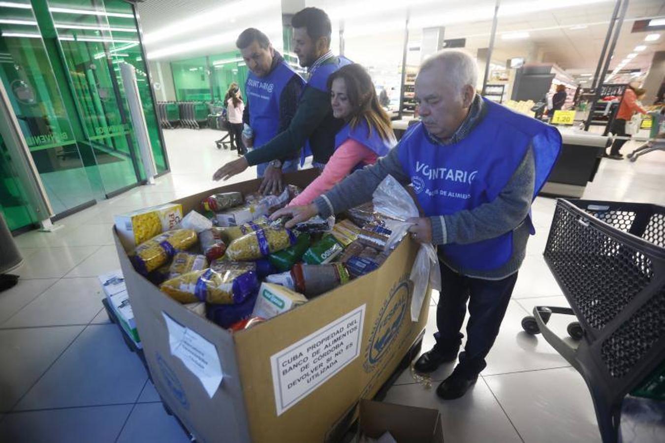 La campaña de recogida del Banco de Alimentos de Córdoba, en imágenes