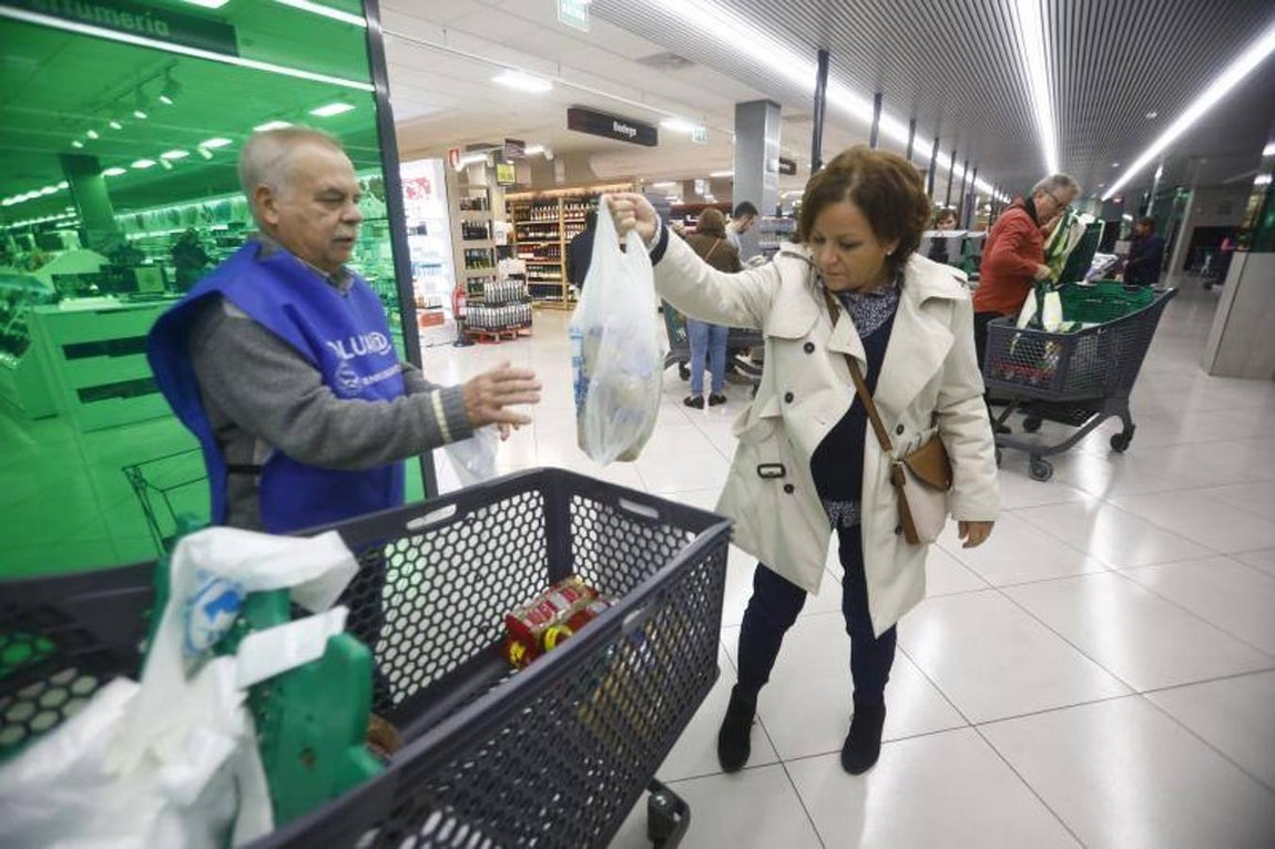 La campaña de recogida del Banco de Alimentos de Córdoba, en imágenes