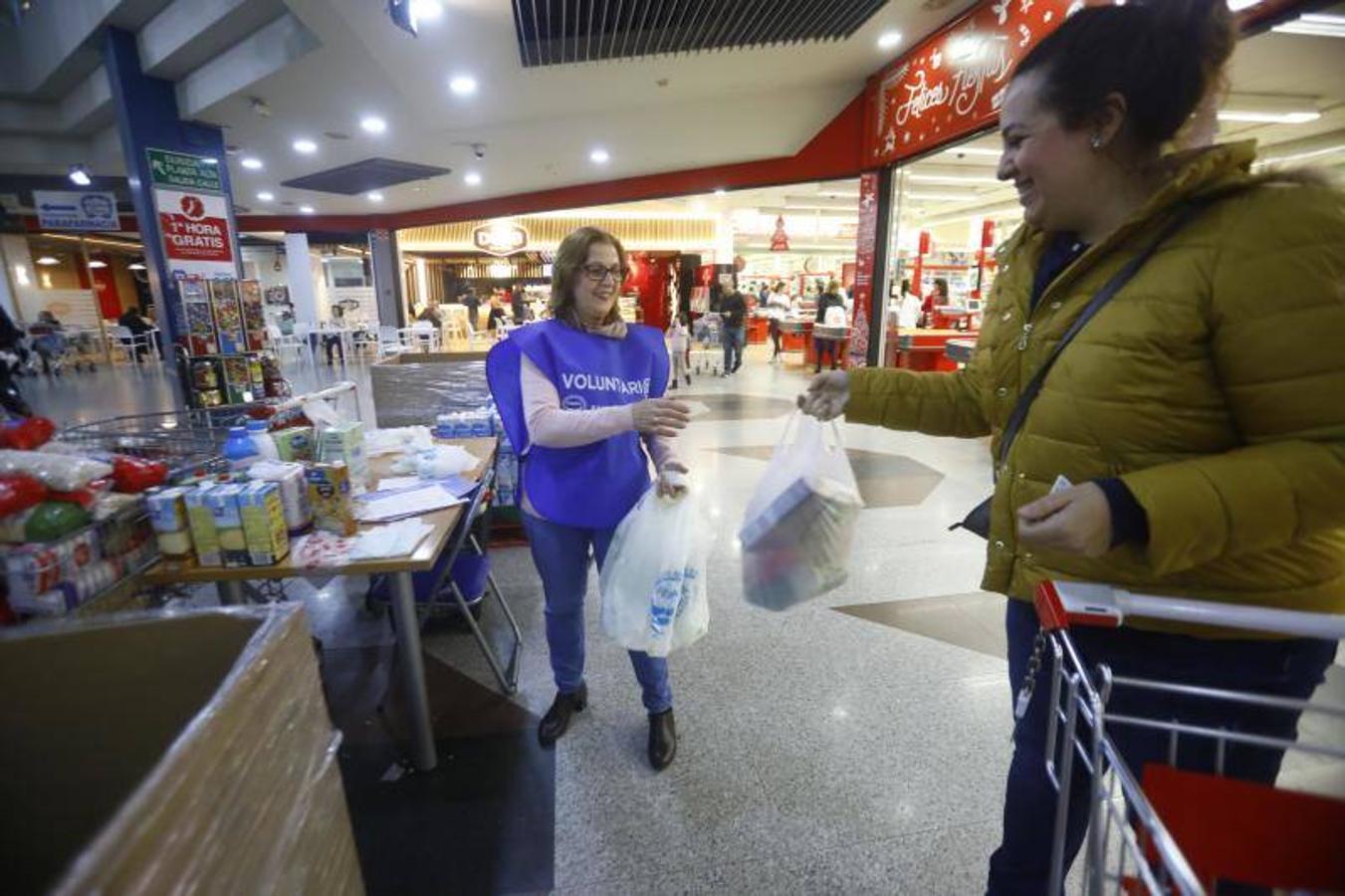 La campaña de recogida del Banco de Alimentos de Córdoba, en imágenes