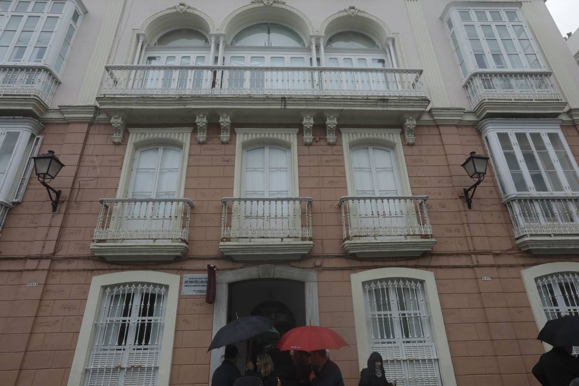 Descubren una placa en la casa natal de Pérez-Llorca